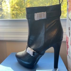 New/In the box SimplyVera Vera Wang Velma Ankle Boot